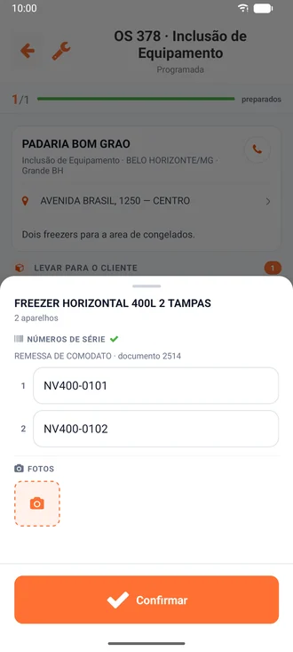 Tela de preparo de uma OS no App Ordem de Serviço: números de série de dois freezers e a remessa de comodato vinculada.