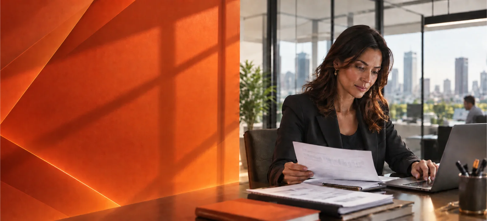 Profissional de contabilidade analisando documentos em um ambiente corporativo.