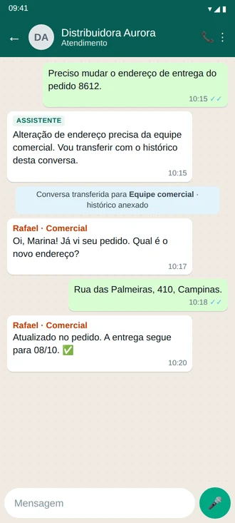 Conversa no WhatsApp: o assistente transfere o pedido de mudança de endereço para a equipe comercial com o histórico, e um atendente conclui.